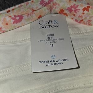 Croft & Barrow White Capri Mid Rise Womens Denim With Scarf Pants